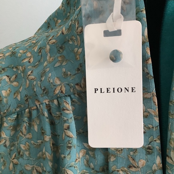 Pleione Blouse NWT Delicate floral V-neck 2 layer - Picture 2 of 7
